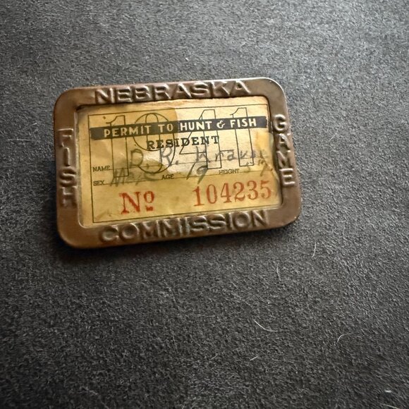 Vintage Nebraska Fish & Game Commission Resident Permit To Hunt & Fish Badge Pin - Picture 1 of 4